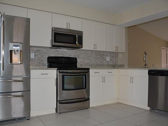 4th image of 13930 Henson Cir