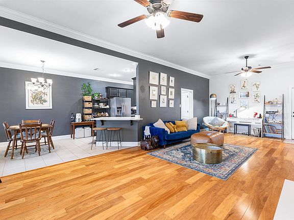 5th image of 375 Pond Dr