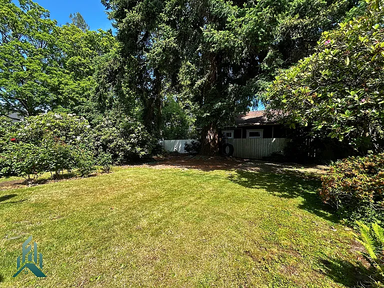 445 NW 9th St — Photo 17