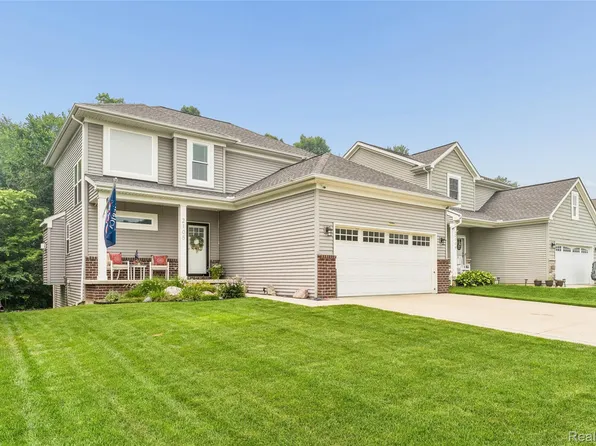 2105 Middle Ridge Dr, Holly, MI 48442