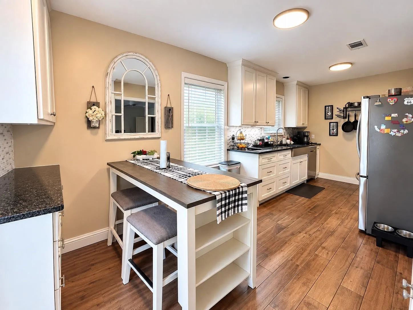 4 bed, 3.0 bath, 2182 sqft, $3,295 — Photo 4