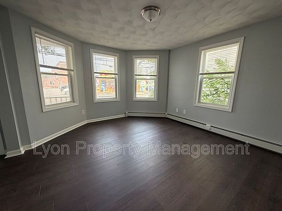 4th image of 328 Douglas Ave Floor 1