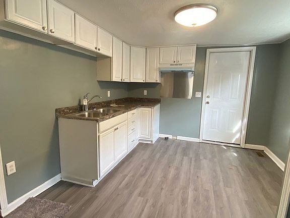 3rd image of 625 Hall St