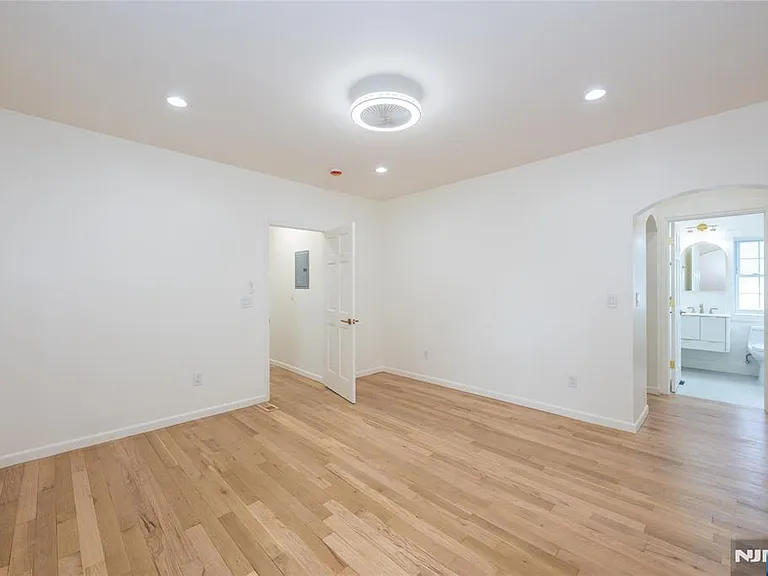 231 Waverly Pl — Photo 13