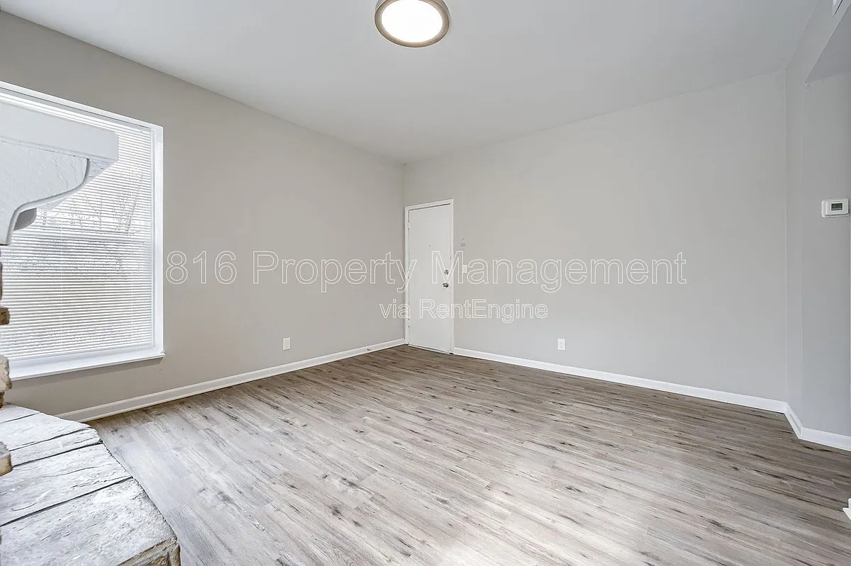Building Photo - 301 Benton Blvd #2