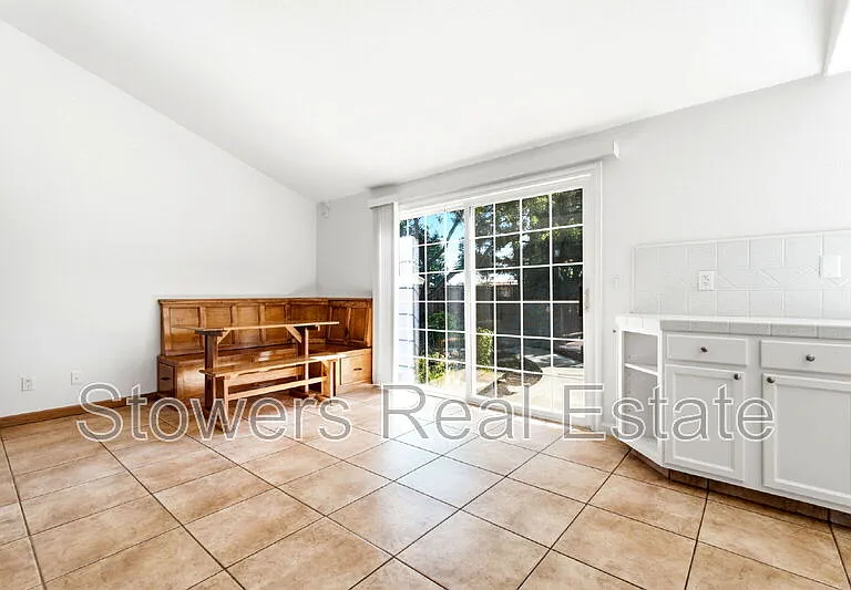 318 Joyce St — Photo 16