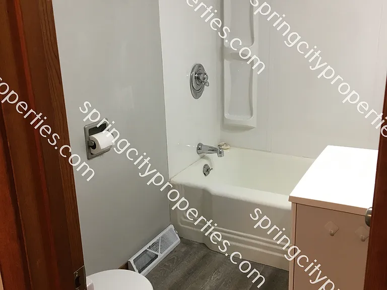 112 E Oak St — Photo 13
