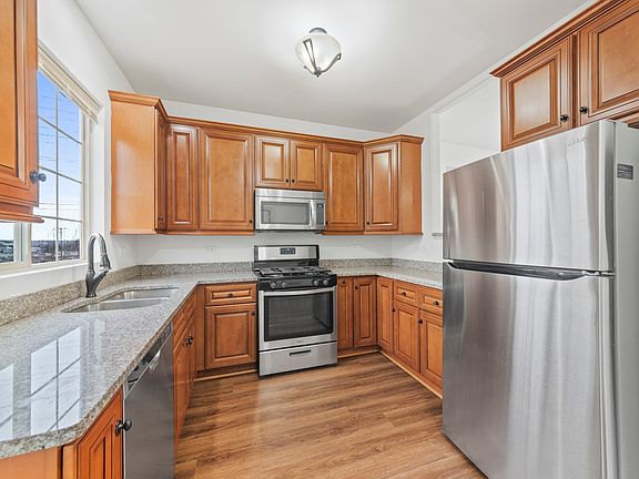 3rd image of 1550 Lakeridge Ct