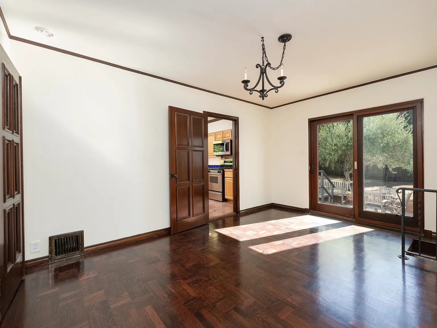 4 bed, 2.5 bath, 2173 sqft, $8,500 — Photo 3