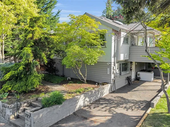 721 Snowdrop Ave, Saanich, BC V8Z 2N3