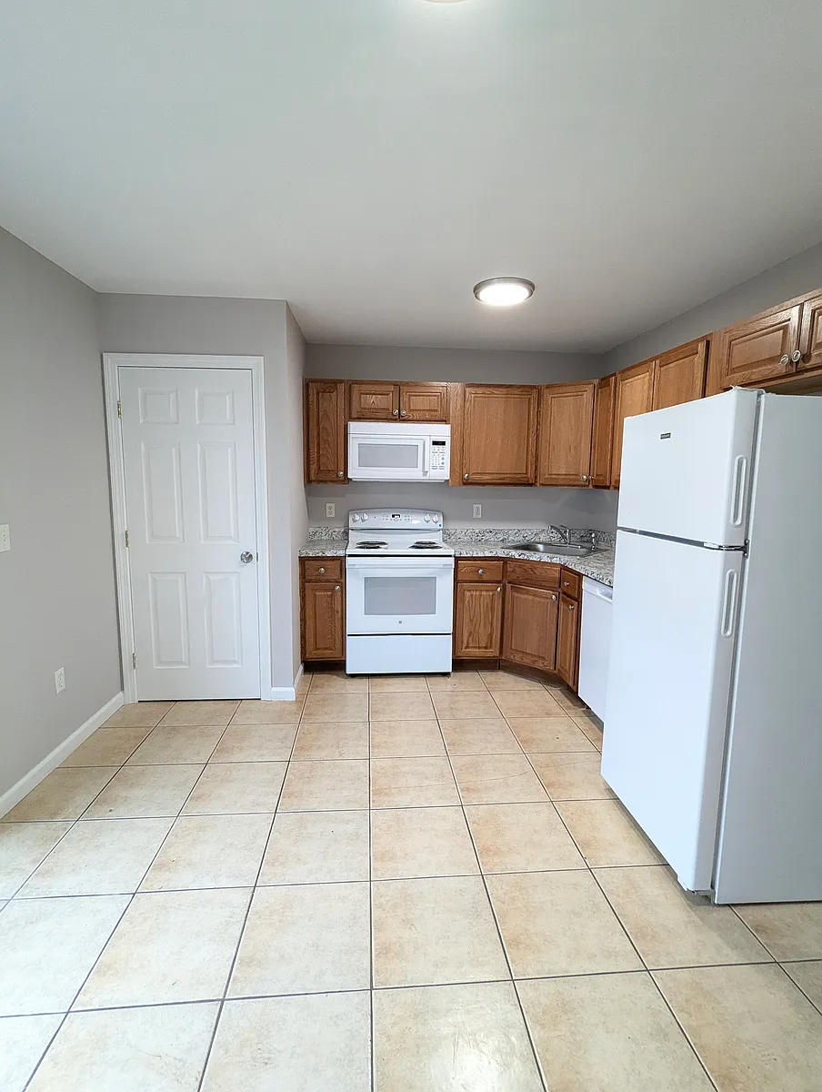 Building Photo - 150 Mohican Ave #4