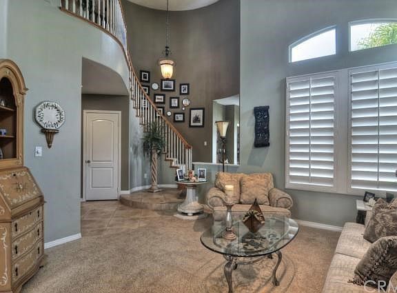 Neutral dÃ©cor & designer touches thru-out