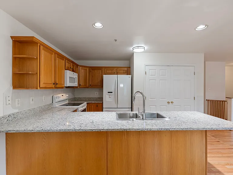 211 Westlake Blvd — Photo 4