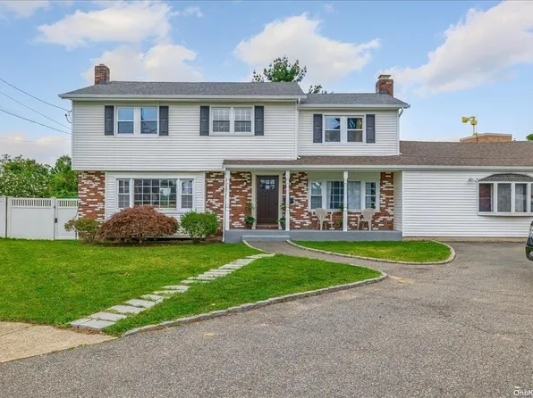 14 Lincoln Ct, Copiague, NY 11726