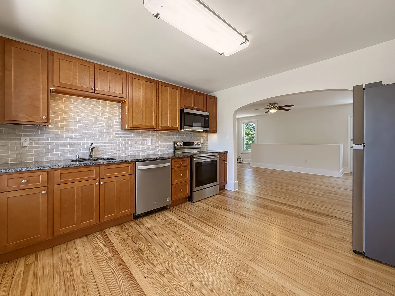 3 bed, 1100 sqft, $2,300 — Photo 4