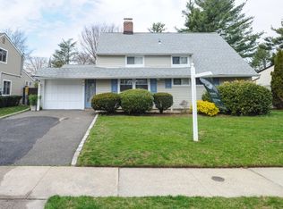 44 Pilgrim Ln, Westbury, NY 11590