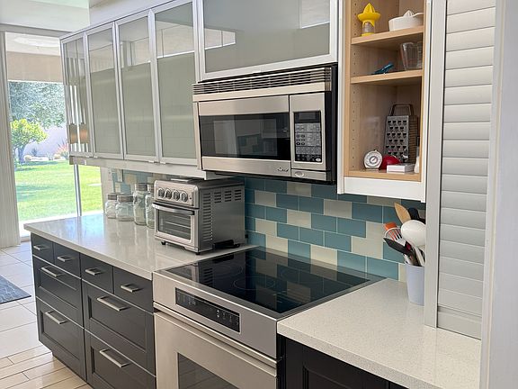 Modern Kitchen's S Side