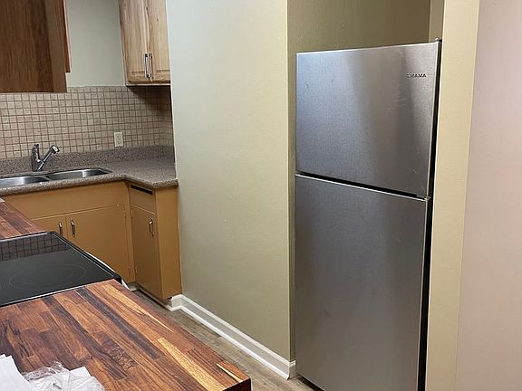 3rd image of 110 SW Court Ave #206