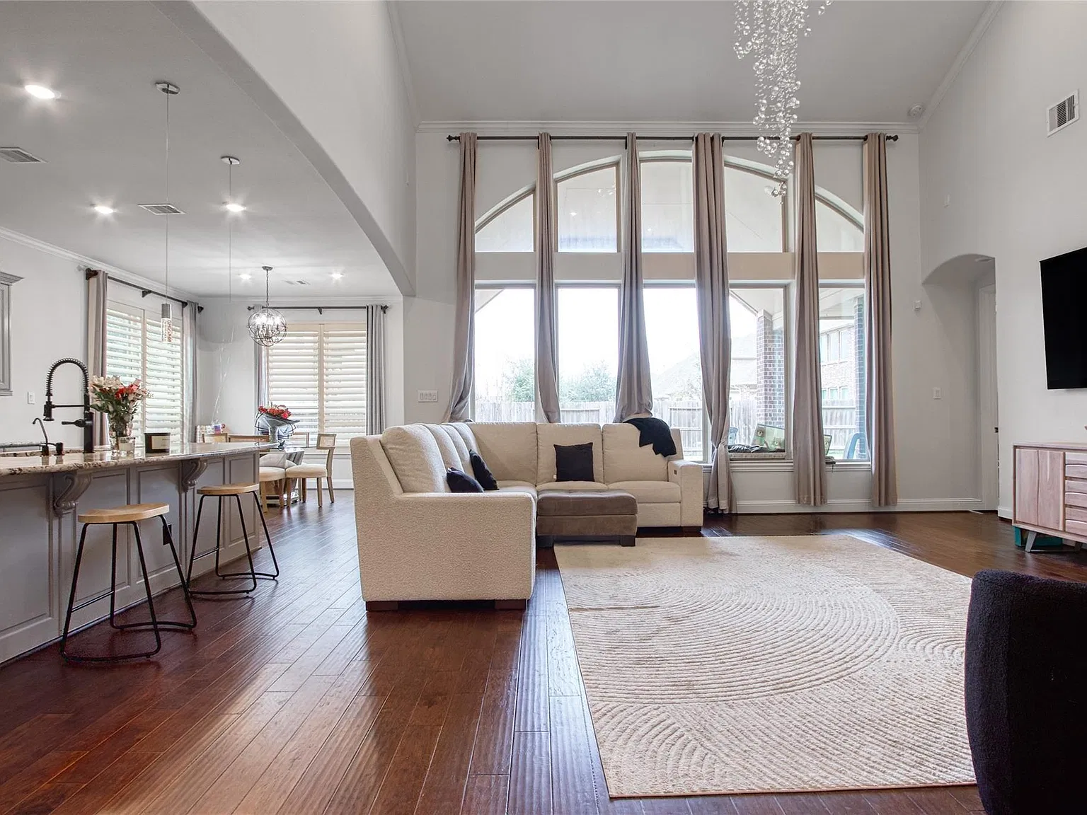 5 bed, 4.5 bath, 4222 sqft, $3,950 — Photo 3