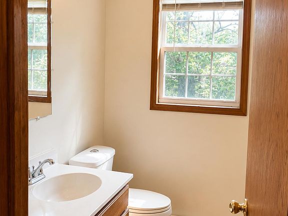 5th image of 1090 Country Place Dr