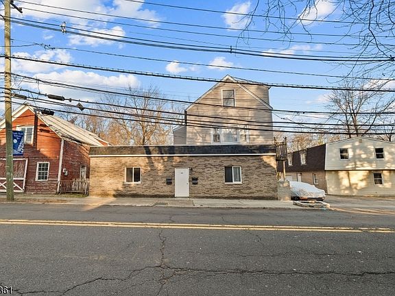 3rd image of 194 Saddle River Rd