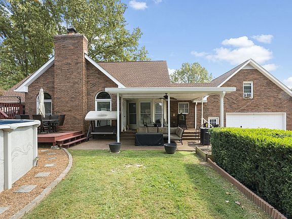 3rd image of 196 Hickory Hill Dr