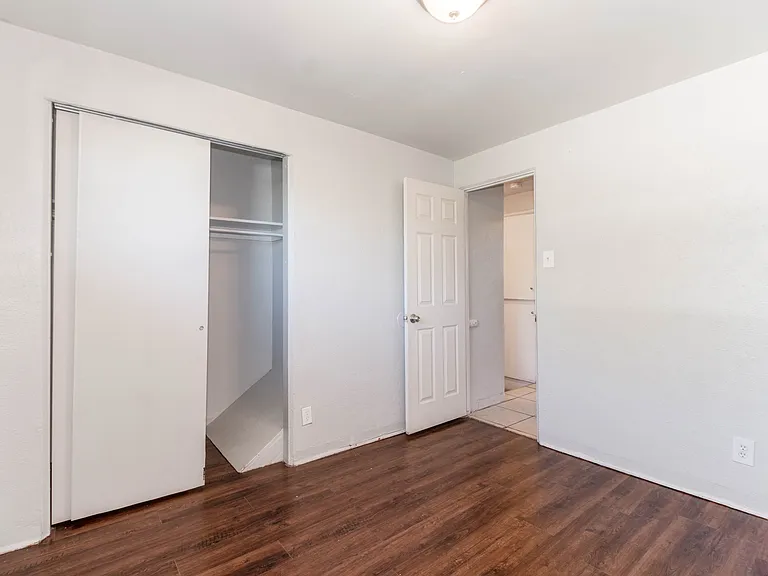 1109 Akron St — Photo 7
