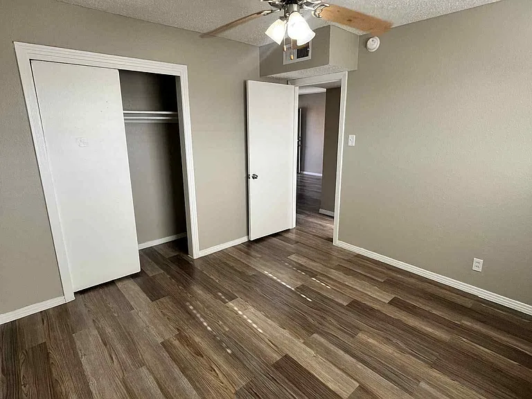 Lakeside Apartments — Photo 8
