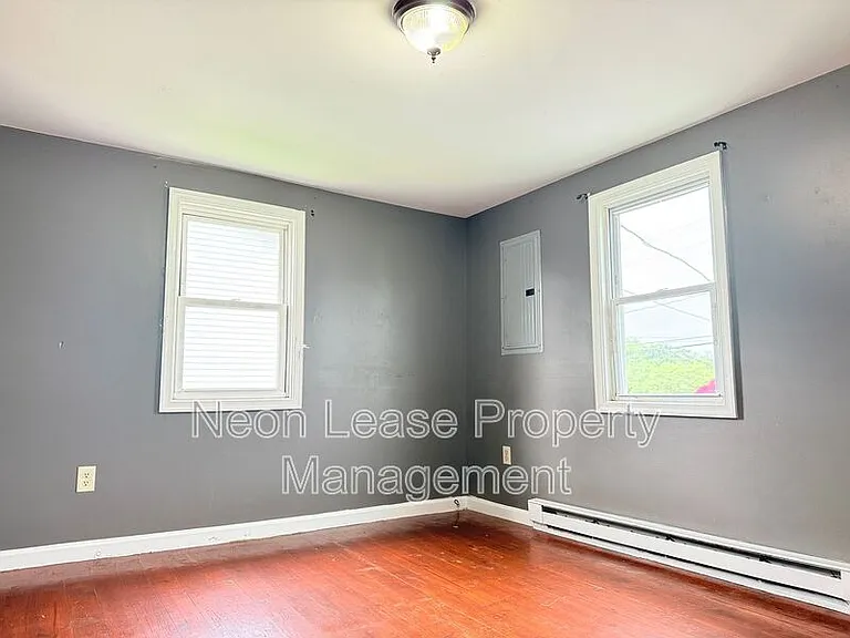 409 N Church St #B — Photo 6