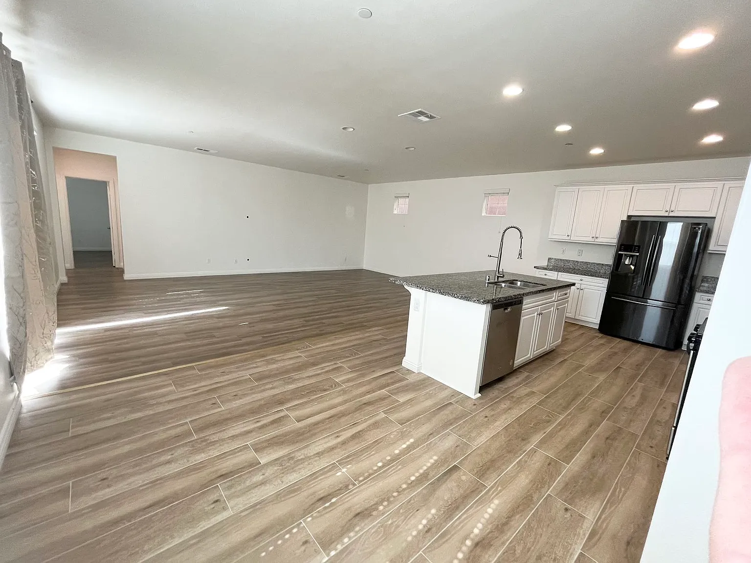 4 bed, 2638 sqft, $3,680 — Photo 2