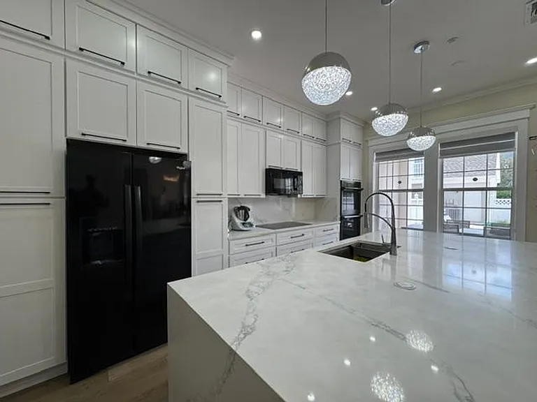 537 Campus St — Photo 12