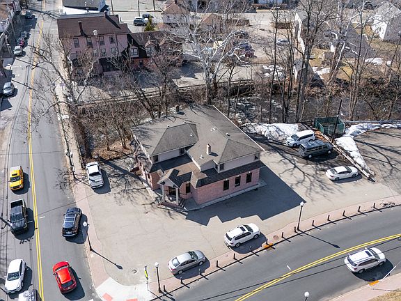 3rd image of 146 Main St