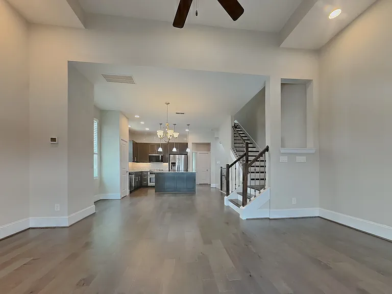 5417 Larkin St — Photo 2