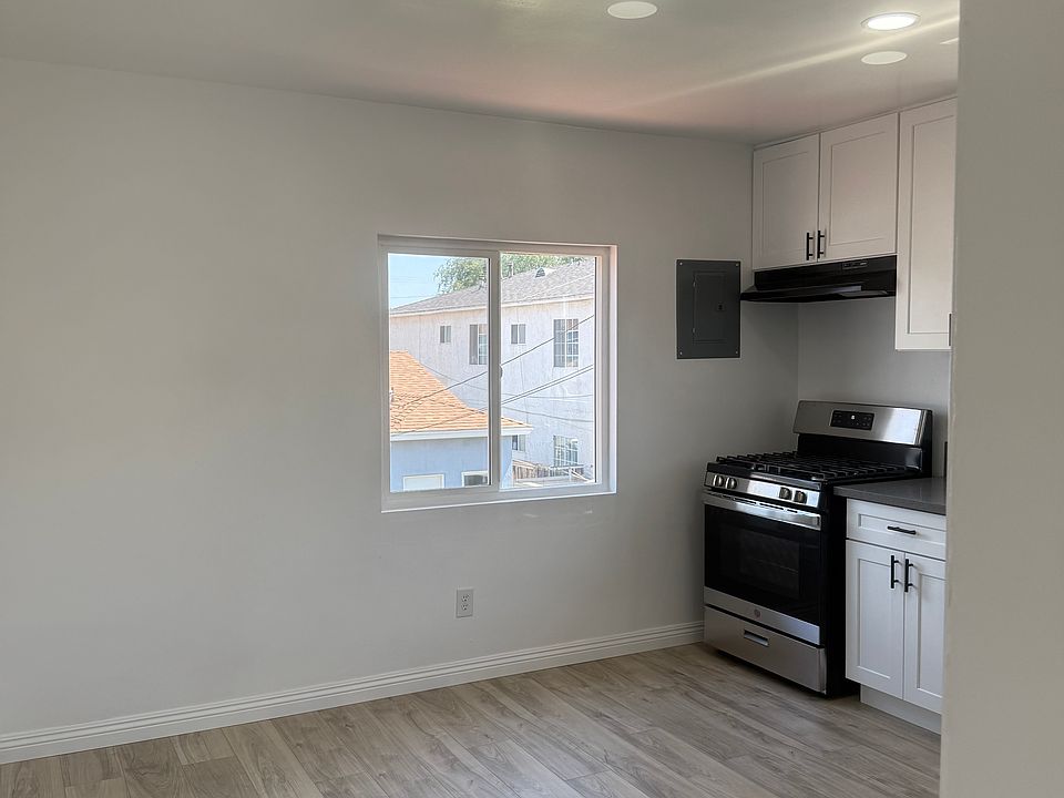 Kitchen Entry
Spacious area for table
New GE Stove