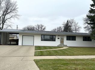 409 24th St NW, Minot, ND 58703