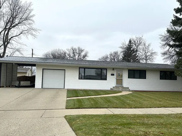 409 24th St NW, Minot, ND 58703