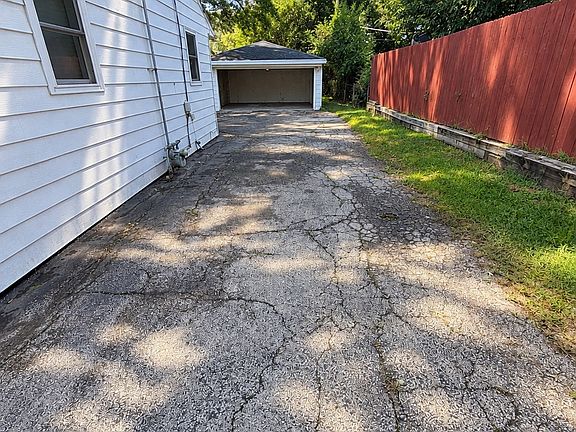 2nd image of 7203 Manor Rd