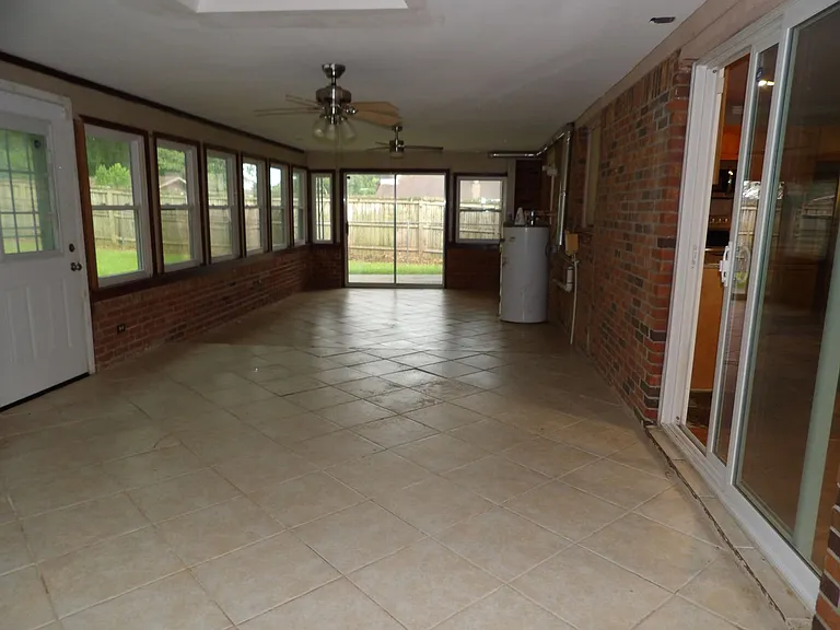 220 Yellowleaf Dr — Photo 6