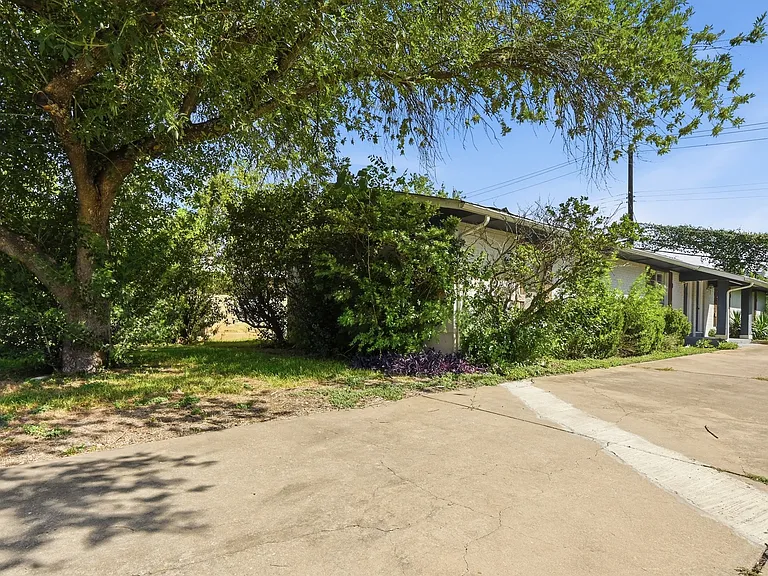 2712 Saint Edwards Cir #B — Photo 19