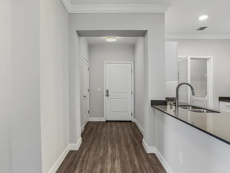 Tesoro Apartments — Photo 49