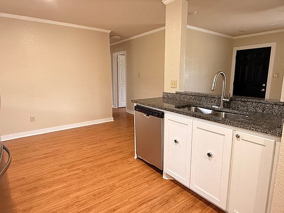 5th image of 13 Wisteria Dr