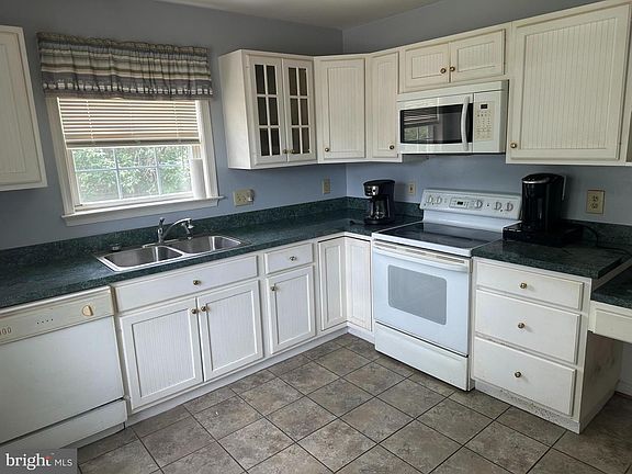 3rd image of 609 Cresthaven Ct