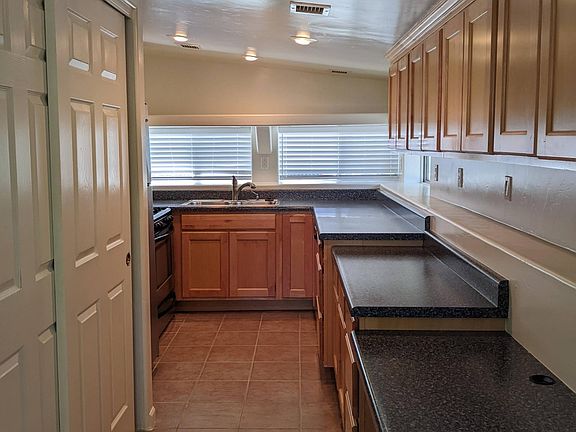 5th image of 615 West St #36