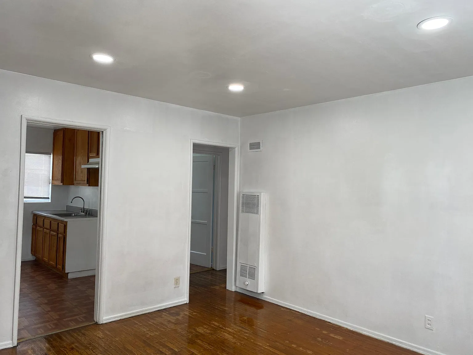 2 bed, 900 sqft, $2,700 — Photo 3