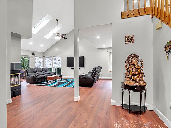 4th image of 10 Sawgrass Ct