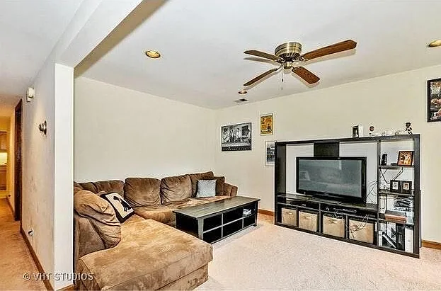1126 W Roscoe St — Photo 13