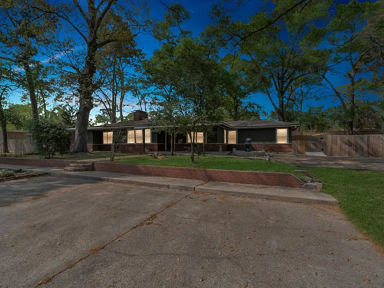 602 Everett St — Photo 44