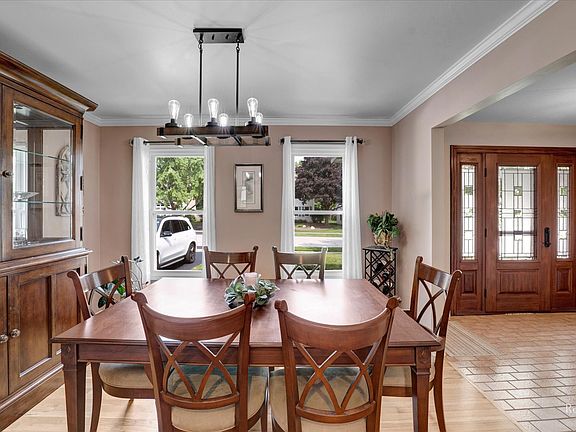 5th image of 90 Hillhurst Dr