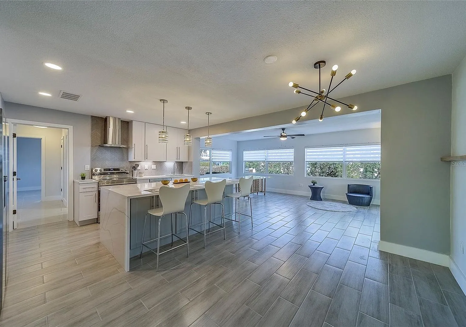 Treasure Island 3/2/2 Pool Home for Rent — Photo 4