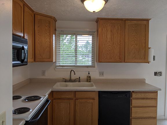 Bright kitchen w electric range, microwave, dishwasher & fridge